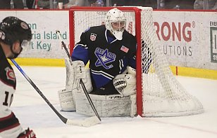 Ян Шостак снова признан первой звездой дня в USHL и помог «Линкольну» выйти во второй раунд плей-офф
