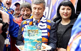 Болельщики оршанского «Локомотива» поздравили главного тренера с днем рождения