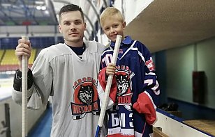 #МилотаДня. Юный болельщик «Металлурга» встретился со своим любимым хоккеистом