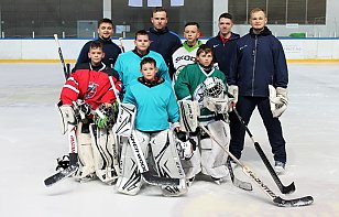 Вратари «Пинских ястребов» провели тренировку для воспитанников местной хоккейной школы