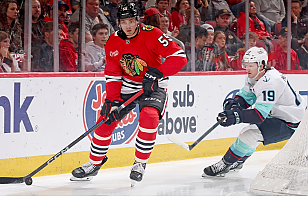 Артем Левшунов тренируется в третьей паре обороны «Чикаго»