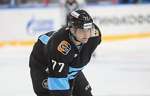 Сэм Энас набирает очки в десяти матчах кряду, форвард повторил рекорд Джо Павелски по количеству игр с результативными баллами