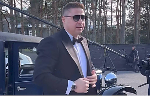 Александр Богданович приехал на церемонию закрытия на ретро-автомобиле