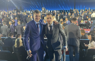 Илья Протас поддерживает Артема Левшунова во время церемонии драфта НХЛ 2024