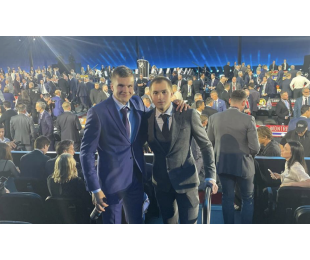 Илья Протас поддерживает Артема Левшунова во время церемонии Драфта НХЛ-2024