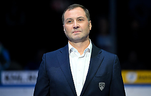 Алексей Морозов: сегодня мы чествуем легенду тренерского цеха, который первым достиг 1000 матчей в КХЛ. Эти цифры символизируют стойкость и мужество, уверенность, силу, любовь к хоккею