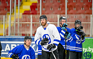 Дрозд, Мицкевич, Клавдиев и еще 20 хоккеистов готовятся к сезону с «Динамо-Молодечно» 