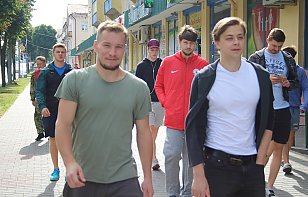 Игроки «Юности» прогулялись по Гродно перед решающим матчем турнира Дубко