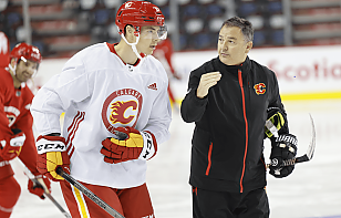 Егор Шарангович тренировался в третьем звене «Калгари» в преддверии матча с «Виннипегом»