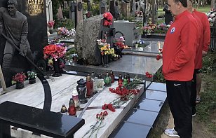 Хоккеисты и тренеры «Юности» почтили память Руслана Салея 