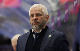 Дмитрий Саяпин: где-то с конца второго периода перешли на три звена. Как и соперник, в принципе. Все одинаково, поэтому здесь уже кто кого переборет