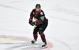 Арсений Архипцев забросил первую шайбу в Betera-Экстралиге