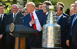Президент США обсудил с руководством НХЛ и других спортивных лиг сроки возобновления соревнований