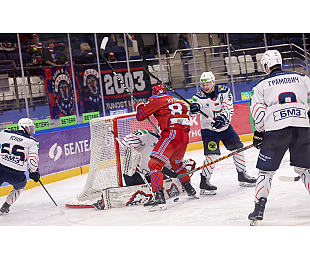 «Металлург» одержал третью подряд победу над «Юностью» и захватил лидерство в полуфинальной серии Кубка Президента, Веремеенко и Стефанович забросили по 2 шайбы