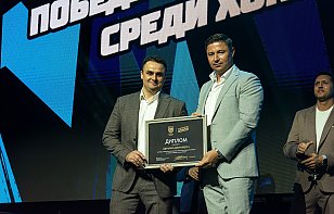 Александр Богданович наградил «Динамо-Джуниверс» за победу в медальном зачете среди хоккейных школ