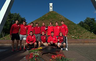 Хоккеисты молодежной сборной возложили цветы у Кургана Бессмертия в Лиде