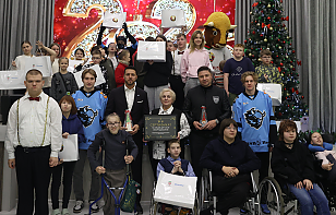 Председатель ФХБ Александр Богданович, генеральный директор минского «Динамо» Артем Каркоцкий вместе с хоккеистами Даниилом Сотишвили и Вадимом Морозом посетили Ивенецкий дом-интернат