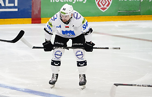 Артем Землянкин: каждый хоккеист по-разному привыкает к новым требованиям. Поэтому потребовалось время для адаптации к тренерскому штабу, ведь мы движемся к новым целям