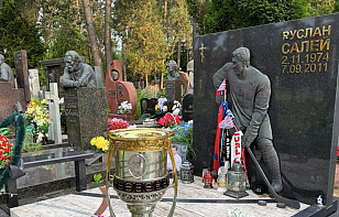 Вячеслав Гусов привез Кубок Гагарина в Минск. Трофей побывал у мест захоронений Руслана Салея, Сергея Остапчука и Николая Кривоносова