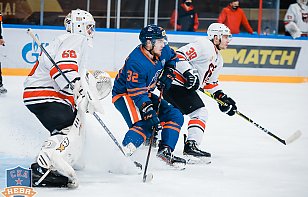 Александр Скоренов отдал результативную передачу и набрал 20-е очко в ВХЛ