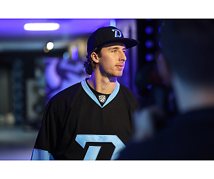 Алекс Лимож: Илья Протас – трудолюбивый парень, который хорошо показывал себя в «Херши», зажигает в АХЛ, делает крутые вещи. Горжусь им и рад за него