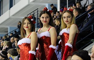 Белорусские болельщики дарят новогоднее настроение: яркие кадры с трибун в канун праздника
