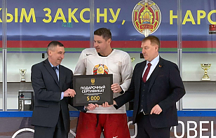 Александр Богданович вручил Островецкой хоккейной школе сертификат на приобретение экипировки и инвентаря