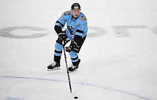 Вадим Шипачев: ребята из других команд говорят, что когда приезжаешь в Минск и проигрываешь матч – все равно идешь по коридору и напеваешь эту «Седую ночь» :)