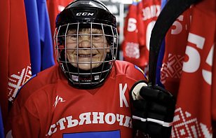 «Нам не стыдно за то, что мы старые». В России появилась необычная женская хоккейная команда. Ее капитану – 80 лет