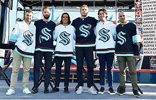 «Сиэтл Кракен» представил домашний и гостевой свитеры, в которых команда будет играть в НХЛ