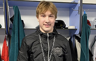 Белорус Ярослав Антонов признан лучшим игроком в раздевалке «Ирбиса». Он подрался с хоккеистом, который старше на два с половиной года