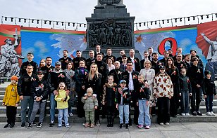Команда Президента Республики Беларусь возложила цветы к Монументу Победы в Минске