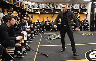 Боец Конор Макгрегор протащил в раздевалку «Бостона» три ящика виски