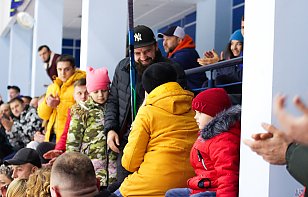 Алексей Михнов подарил свою клюшку юному болельщику, в которого попала шайба во время матча с «Лидой»