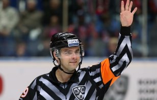 Белорусский судья Максим Сидоренко получил травму в матче регулярного чемпионата КХЛ