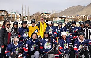 Доминик Гашек посетил хоккейный центр в Индии