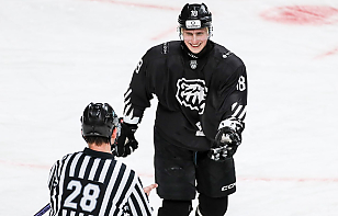 Шайба Доминика Микановича принесла победу «Белым Медведям» в матче с «Ладьей»