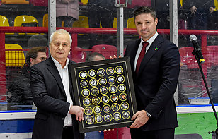 От имени сенатора Дмитрия Баскова и Федерации хоккея Беларуси Анатолию Варивончику была вручена уникальная коллекция шайб