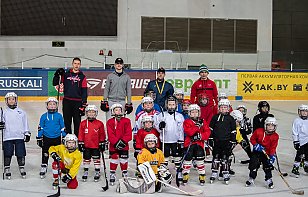 Хоккеисты «Пинских ястребов» проводят мастер-классы с воспитанниками местной школы