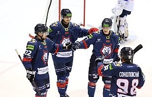 «Металлург» ударно провел третий период и взял верх над «Локомотивом»