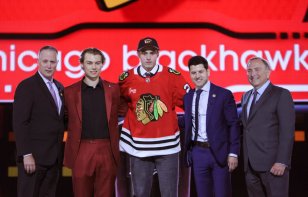 Артема Левшунова забрал в первом раунде драфта НХЛ «Чикаго». Что за команда и что дальше?