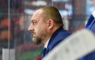 Александр Супрун: нашим нападающим хотел бы пожелать усерднее работать на тренировках, а то у нас половина стекольщиков – все по стеклам