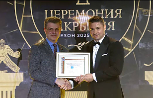 Владимир Кухарев вручил Александру Богдановичу благодарность Минского городского исполнительного комитета.