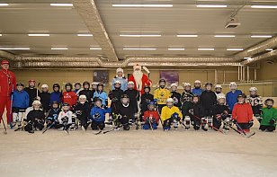 Дед Мороз посетил тренировку юных хоккеистов «Химика»