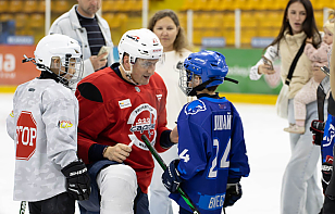Братья Протасы, Егор Сидоров и Роман Серафимович провели мастер-класс для детей из хоккейной школы «Витебска»