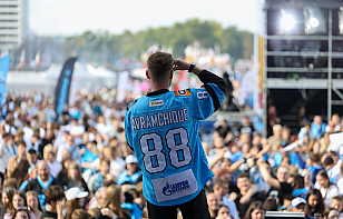 «Такое чувство, что эту игру смотрит весь Минск». Как болели в День города за «Динамо» под открытым небом во время трансляции из Астаны