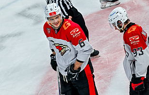 Голевая передача Романа Ламана помогла «Омским ястребам» одолеть «Кузнецких медведей». 23 сейва Егор Ходина принесли победу «Крыльям Советов» в столичном дерби