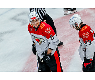 Голевая передача Романа Ламана помогла «Омским ястребам» одолеть «Кузнецких медведей». 23 сейва Егор Ходина принесли победу «Крыльям Советов» в столичном дерби