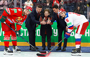 Ветеран Великой Отечественной войны приняла участие в символическом вбрасывании перед матчем сборных Беларуси и России