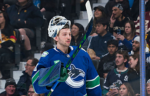 «Ванкувер» пропустил шесть шайб от «Тампы». Никита Толопило провел матч в роли бэкапа